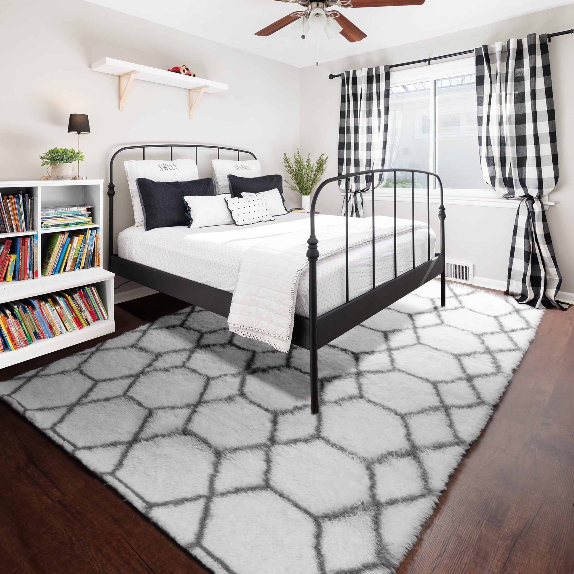 Extra Soft Fuzzy Rug Geometric Area Rug for Bedroom Living Room, White and Grey Rug